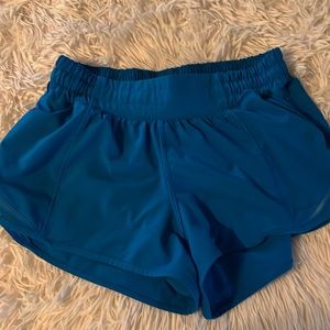 Lululemon hotty hots size 4 2.5 inch